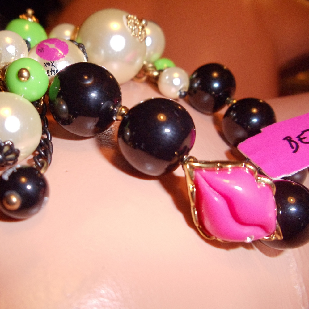 BETSEY JOHNSON pink LIP KISS PEARL CHARM stretch BRACELET first DATE vintage nwt